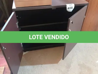 LOTE 456 - 01 ARMÁRIO BAIXO DE 02 PORTAS MADEIRA CLARA. (NO ESTADO EM QUE SE ENCONTRA. SUJEITO A AVARIAS OCULTAS/VISÍVEIS.)