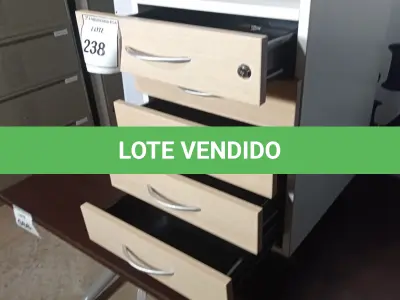 LOTE 238 - 01 GAVETEIRO BEGE COM 5 GAVETAS. (NO ESTADO EM QUE SE ENCONTRA. SUJEITO A AVARIAS OCULTAS/VISÍVEIS.)