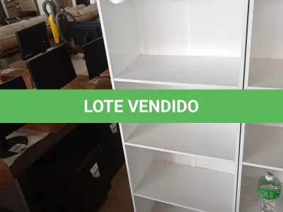 LOTE 284 - 01 ESTANTE BRANCA. (NO ESTADO EM QUE SE ENCONTRA. SUJEITO A AVARIAS OCULTAS/VISÍVEIS.)