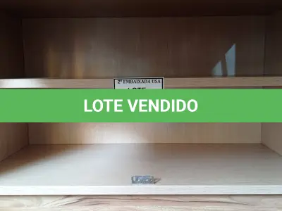 LOTE 407 - 01 ARMÁRIO SUSPENSO EM MADEIRA. (NO ESTADO EM QUE SE ENCONTRA. SUJEITO A AVARIAS OCULTAS/VISÍVEIS.)