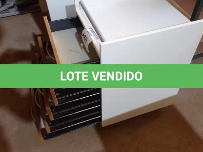 LOTE 460 - 01 GAVETEIRO DE MADEIRA COM 5 GAVETAS. (NO ESTADO EM QUE SE ENCONTRA. SUJEITO A AVARIAS OCULTAS/VISÍVEIS.)