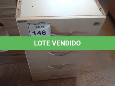 LOTE 146 - 01 GAVETEIRO EM MADEIRA 04 GAVETAS. (NO ESTADO EM QUE SE ENCONTRA. SUJEITO A AVARIAS OCULTAS/VISÍVEIS.)