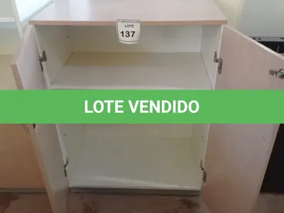LOTE 137 - 01 ARMÁRIO BAIXO EM MADEIRA COM 02 PORTAS. (NO ESTADO EM QUE SE ENCONTRA. SUJEITO A AVARIAS OCULTAS/VISÍVEIS.)