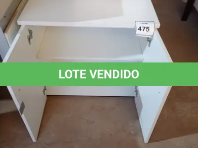 LOTE 475 - 01 ARMÁRIO BAIXO DE 02 PORTAS MADEIRA CLARA. (NO ESTADO EM QUE SE ENCONTRA. SUJEITO A AVARIAS OCULTAS/VISÍVEIS.)