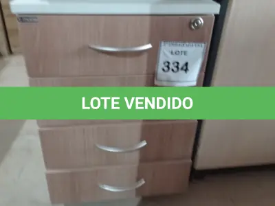 LOTE 334 - 01 GAVETEIRO EM MADEIRA 04 GAVETAS. (NO ESTADO EM QUE SE ENCONTRA. SUJEITO A AVARIAS OCULTAS/VISÍVEIS.)