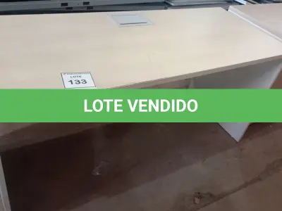 LOTE 133 - 01 MESA EM MADEIRA PARA ESCRITÓRIO. (NO ESTADO EM QUE SE ENCONTRA. SUJEITO A AVARIAS OCULTAS/VISÍVEIS.)