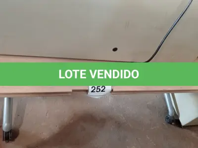 LOTE 252 - 01 MESA COM RODINHAS (NO ESTADO EM QUE SE ENCONTRA. SUJEITO A AVARIAS OCULTAS/VISÍVEIS.)