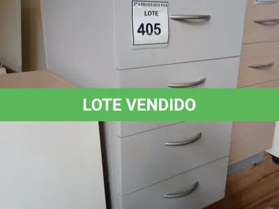 LOTE 405 - 01 GAVETEIRO EM MADEIRA 04 GAVETAS. (NO ESTADO EM QUE SE ENCONTRA. SUJEITO A AVARIAS OCULTAS/VISÍVEIS.)