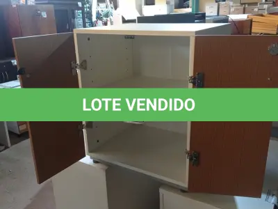 LOTE 476 - 01 ARMÁRIO BAIXO DE 02 PORTAS MADEIRA CLARA (NO ESTADO EM QUE SE ENCONTRA. SUJEITO A AVARIAS OCULTAS/VISÍVEIS.)