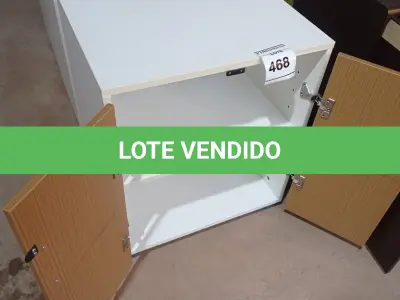 LOTE 468 - 01 ARMÁRIO BAIXO DE 02 PORTAS MADEIRA CLARA. (NO ESTADO EM QUE SE ENCONTRA. SUJEITO A AVARIAS OCULTAS/VISÍVEIS.)