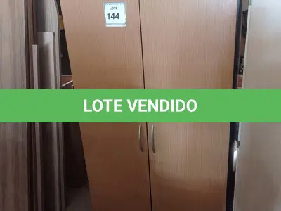 LOTE 144 - 01 ARMÁRIO MADEIRA ESCURA COM 02 PORTAS. (NO ESTADO EM QUE SE ENCONTRA. SUJEITO A AVARIAS OCULTAS/VISÍVEIS.)