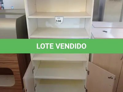 LOTE 138 - 01 ARMÁRIO EM MADEIRA COM 02 PORTAS 02 PRATELEIRAS. (NO ESTADO EM QUE SE ENCONTRA. SUJEITO A AVARIAS OCULTAS/VISÍVEIS.)