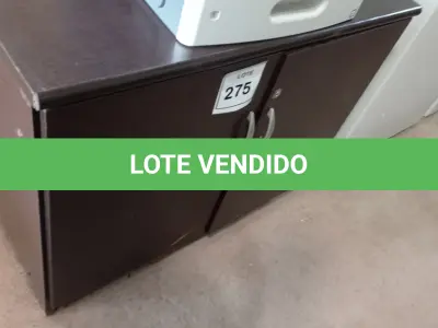 LOTE 275 - 01 ARMÁRIO EM MADEIRA 02 PORTAS. (NO ESTADO EM QUE SE ENCONTRA. SUJEITO A AVARIAS OCULTAS/VISÍVEIS.)