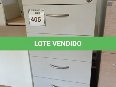 LOTE 405 - 01 GAVETEIRO EM MADEIRA 04 GAVETAS. (NO ESTADO EM QUE SE ENCONTRA. SUJEITO A AVARIAS OCULTAS/VISÍVEIS.)