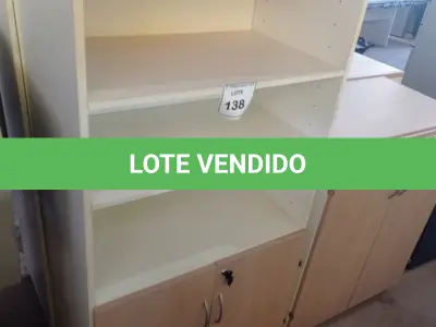 LOTE 138 - 01 ARMÁRIO EM MADEIRA COM 02 PORTAS 02 PRATELEIRAS. (NO ESTADO EM QUE SE ENCONTRA. SUJEITO A AVARIAS OCULTAS/VISÍVEIS.)