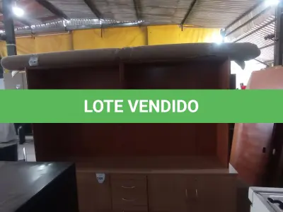 LOTE 186 - 01 ESTANTE EM MADEIRA. (NO ESTADO EM QUE SE ENCONTRA. SUJEITO A AVARIAS OCULTAS/VISÍVEIS.)