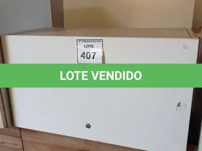 LOTE 407 - 01 ARMÁRIO SUSPENSO EM MADEIRA. (NO ESTADO EM QUE SE ENCONTRA. SUJEITO A AVARIAS OCULTAS/VISÍVEIS.)