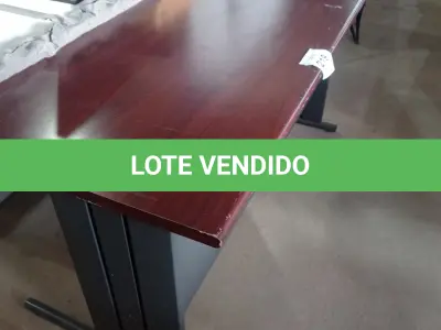 LOTE 219 - 01 MESA TAMPO EM MADEIRA COM PÉS EM AÇO. (NO ESTADO EM QUE SE ENCONTRA. SUJEITO A AVARIAS OCULTAS/VISÍVEIS.)