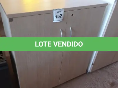 LOTE 152 - 01 ARMÁRIO BAIXO MADEIRA NA COR CLARA 02 PORTAS. (NO ESTADO EM QUE SE ENCONTRA. SUJEITO A AVARIAS OCULTAS/VISÍVEIS.)