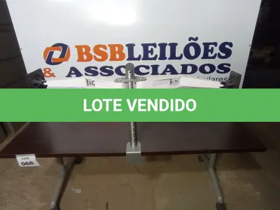 LOTE 224 - 01 SUPORTE PRATA PARA MONITOR E 02 STAND UP DESK (SUPORTE MONITOR). (NO ESTADO EM QUE SE ENCONTRA. SUJEITO A AVARIAS OCULTAS/VISÍVEIS.)