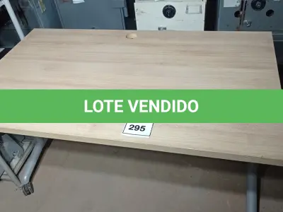 LOTE 295 - 01 MESA COM RODINHAS. (NO ESTADO EM QUE SE ENCONTRA. SUJEITO A AVARIAS OCULTAS/VISÍVEIS.)