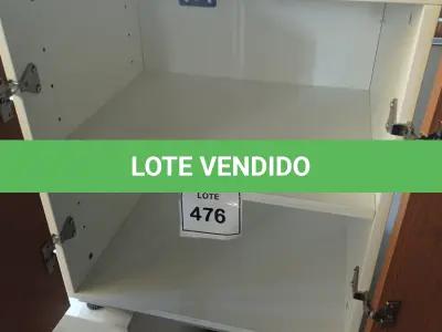 LOTE 476 - 01 ARMÁRIO BAIXO DE 02 PORTAS MADEIRA CLARA (NO ESTADO EM QUE SE ENCONTRA. SUJEITO A AVARIAS OCULTAS/VISÍVEIS.)