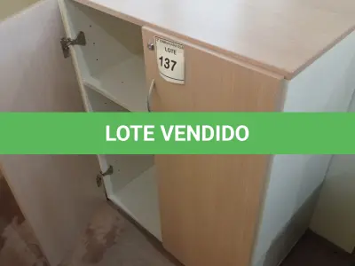 LOTE 137 - 01 ARMÁRIO BAIXO EM MADEIRA COM 02 PORTAS. (NO ESTADO EM QUE SE ENCONTRA. SUJEITO A AVARIAS OCULTAS/VISÍVEIS.)
