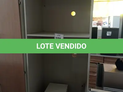 LOTE 159 - 01 ARMÁRIO EM MADEIRA SEM PRATELEIRA E 01 GAVETEIRO EM MADEIRA 03 GAVETAS. (NO ESTADO EM QUE SE ENCONTRA. SUJEITO A AVARIAS OCULTAS/VISÍVEIS.)