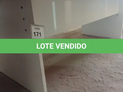 LOTE 171 - 01 MESA BRANCA DE MADEIRA. (NO ESTADO EM QUE SE ENCONTRA. SUJEITO A AVARIAS OCULTAS/VISÍVEIS.)