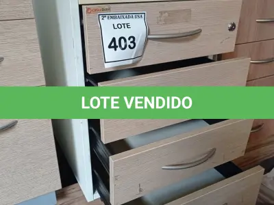 LOTE 403 - 01 GAVETEIRO EM MADEIRA 04 GAVETAS. (NO ESTADO EM QUE SE ENCONTRA. SUJEITO A AVARIAS OCULTAS/VISÍVEIS.)