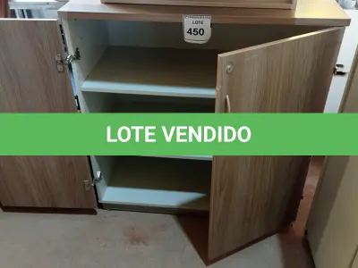LOTE 450 - 01 ARMÁRIO BAIXO DE 02 PORTAS MADEIRA CLARA. (NO ESTADO EM QUE SE ENCONTRA. SUJEITO A AVARIAS OCULTAS/VISÍVEIS.)