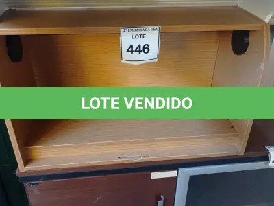 LOTE 446 - 01 ARMÁRIO SUSPENSO. (NO ESTADO EM QUE SE ENCONTRA. SUJEITO A AVARIAS OCULTAS/VISÍVEIS.)