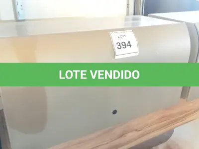 LOTE 394 - 01 ARMÁRIO EM AÇO SUSPENSO. (NO ESTADO EM QUE SE ENCONTRA. SUJEITO A AVARIAS OCULTAS/VISÍVEIS.)