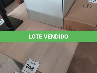LOTE 248 - 01 MESA COM RODINHAS. (NO ESTADO EM QUE SE ENCONTRA. SUJEITO A AVARIAS OCULTAS/VISÍVEIS.)