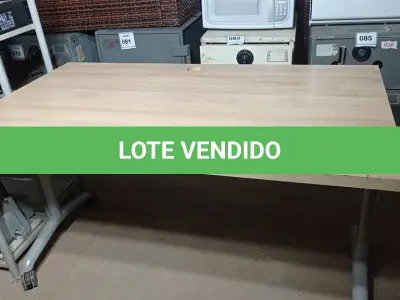 LOTE 295 - 01 MESA COM RODINHAS. (NO ESTADO EM QUE SE ENCONTRA. SUJEITO A AVARIAS OCULTAS/VISÍVEIS.)
