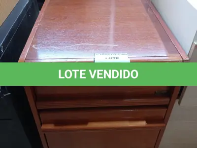 LOTE 465 - 01 GAVETEIRO DE MADEIRA COM 2 GAVETAS. (NO ESTADO EM QUE SE ENCONTRA. SUJEITO A AVARIAS OCULTAS/VISÍVEIS.)