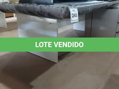 LOTE 243 - 01 MESA BRANCA DE MADEIRA. (NO ESTADO EM QUE SE ENCONTRA. SUJEITO A AVARIAS OCULTAS/VISÍVEIS.)