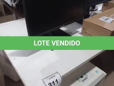 LOTE 311 - 01 MESA BRANCA DE MADEIRA. (NO ESTADO EM QUE SE ENCONTRA. SUJEITO A AVARIAS OCULTAS/VISÍVEIS.)
