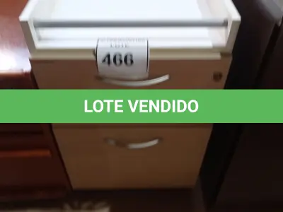 LOTE 466 - 01 GAVETEIRO DE MADEIRA CLARA COM 03 GAVETAS. (NO ESTADO EM QUE SE ENCONTRA. SUJEITO A AVARIAS OCULTAS/VISÍVEIS.)