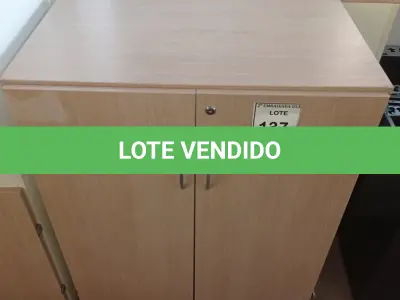LOTE 137 - 01 ARMÁRIO BAIXO EM MADEIRA COM 02 PORTAS. (NO ESTADO EM QUE SE ENCONTRA. SUJEITO A AVARIAS OCULTAS/VISÍVEIS.)