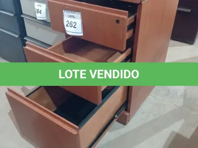 LOTE 262 - 01 GAVETEIRO MARROM COM 3 GAVETAS. (NO ESTADO EM QUE SE ENCONTRA. SUJEITO A AVARIAS OCULTAS/VISÍVEIS.)