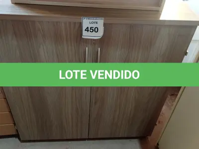 LOTE 450 - 01 ARMÁRIO BAIXO DE 02 PORTAS MADEIRA CLARA. (NO ESTADO EM QUE SE ENCONTRA. SUJEITO A AVARIAS OCULTAS/VISÍVEIS.)