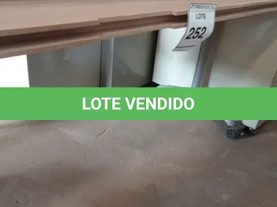 LOTE 252 - 01 MESA COM RODINHAS (NO ESTADO EM QUE SE ENCONTRA. SUJEITO A AVARIAS OCULTAS/VISÍVEIS.)