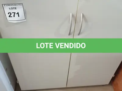 LOTE 271 - 01 ARMÁRIO MÉDIO EM MADEIRA 02 PORTAS SEM PRATELEIRAS. (NO ESTADO EM QUE SE ENCONTRA. SUJEITO A AVARIAS OCULTAS/VISÍVEIS.)
