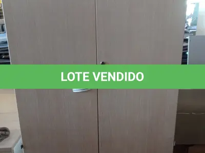 LOTE 151 - 01 ARMÁRIO EM MADEIRA 02 PORTAS. (NO ESTADO EM QUE SE ENCONTRA. SUJEITO A AVARIAS OCULTAS/VISÍVEIS.)