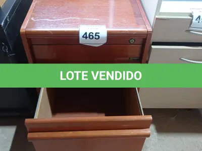LOTE 465 - 01 GAVETEIRO DE MADEIRA COM 2 GAVETAS. (NO ESTADO EM QUE SE ENCONTRA. SUJEITO A AVARIAS OCULTAS/VISÍVEIS.)