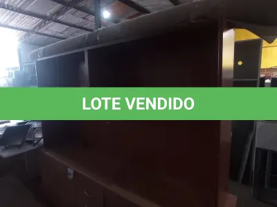 LOTE 186 - 01 ESTANTE EM MADEIRA. (NO ESTADO EM QUE SE ENCONTRA. SUJEITO A AVARIAS OCULTAS/VISÍVEIS.)