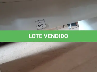 LOTE 415 - 01 MESA BRANCA DE MADEIRA. (NO ESTADO EM QUE SE ENCONTRA. SUJEITO A AVARIAS OCULTAS/VISÍVEIS.)