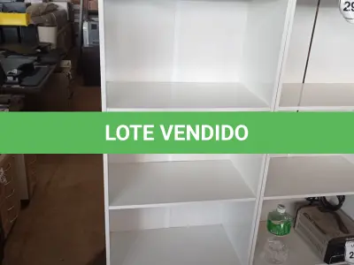 LOTE 284 - 01 ESTANTE BRANCA. (NO ESTADO EM QUE SE ENCONTRA. SUJEITO A AVARIAS OCULTAS/VISÍVEIS.)