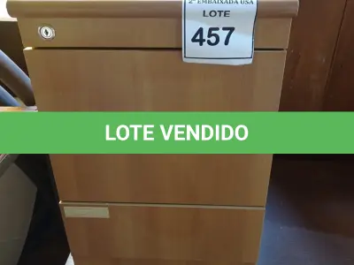 LOTE 457 - 01 GAVETEIRO DE MADEIRA CLARA COM 03 GAVETAS. (NO ESTADO EM QUE SE ENCONTRA. SUJEITO A AVARIAS OCULTAS/VISÍVEIS.)